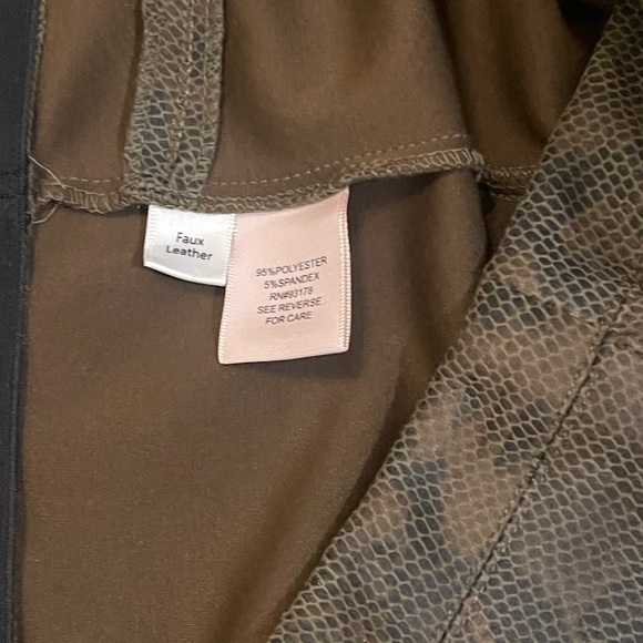 Philosophy Brown and Black Patterned Leggings
Faux leather size M - Picture 8 of 10